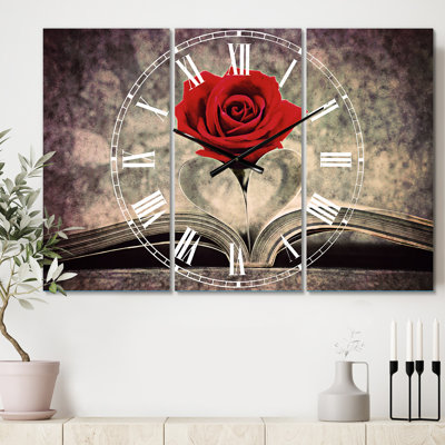 Rose rouge à l'intérieur du livre - Horloge murale traditionnelle