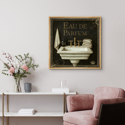 Lavabo de salle de bain rétro avec accents dorés, reproduction d'art sur toile encadrée dans la chambre principale