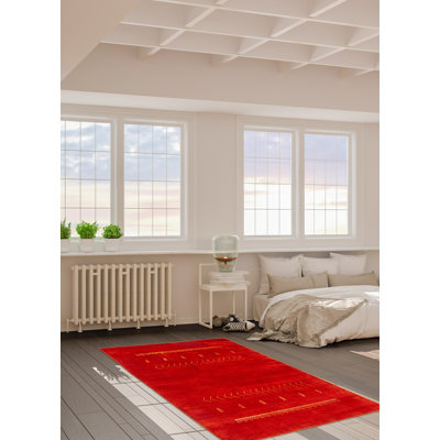 Les tapis Gabbeh sont fabriqués à la main avec des poils très hauts et des motifs très simples et stylisés.