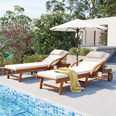 Ensemble de 2 chaises longues d'extérieur réglables en bois d'acacia avec coussins, plateau latéral rétractable et roues pour patio, piscine, jardin