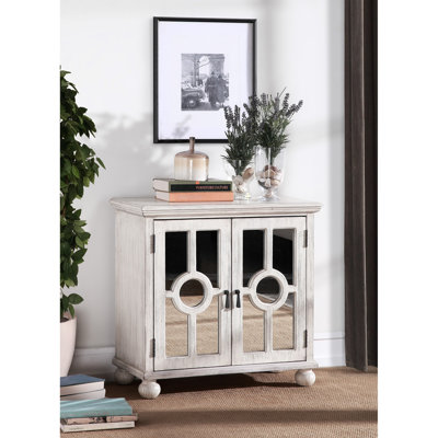 Commode d'appoint classique avec finition blanche antique et quincaillerie à poignées suspendues