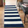 Tapis rayé bleu / blanc tissé à plat à la main Jonathon