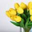 Fleurs de tulipes artificielles dans un vase avec de l'eau artificielle pour les centres de table de salle à manger, arrangement floral intérieur-2143270291