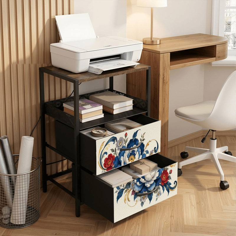 Table de chevet à 2 tiroirs avec station de recharge, ports USB, prises électriques, tablette de rangement ouverte, motif pivoines bleues et rouges, élégance florale, accents dorés. Parfait pour une chambre, un salon, une résidence étudiante ou un petit espace.