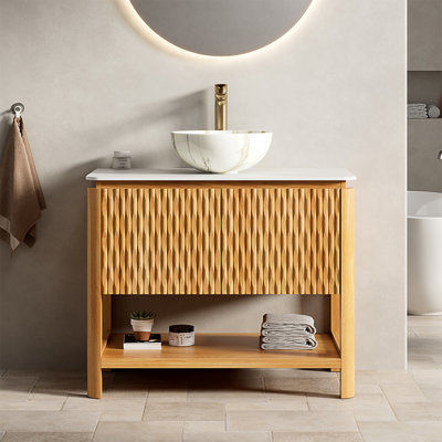 Meuble-lavabo de salle de bain 36 po Sharma, armoire de rangement autoportante en contreplaqué avec 2 portes en bambou texturé et tablette ouverte, vasque en céramique blanc mat et plateau en pierre frittée blanc de Carrare, couleur grain de bois