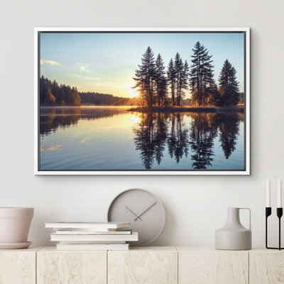 Lever de soleil sur le lac, arbres sereins, calme et sérénité