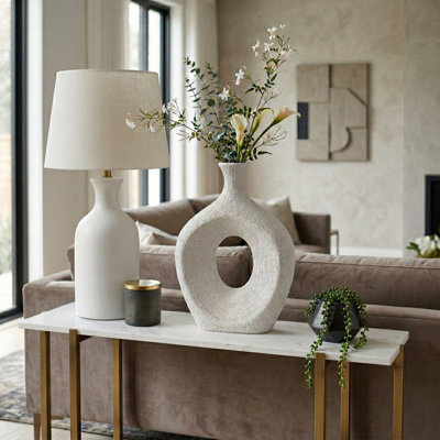 Vase de table ovale moderne en céramique Kato, design ajouré, idéal pour la décoration intérieure - Vase sculptural moderne et haut, parfait comme centre de table pour la salle à manger ou le bureau - Blanc