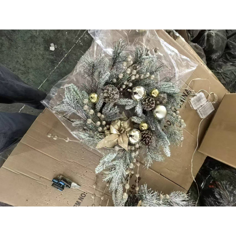 Couronne de Noël avec des lumières chaudes