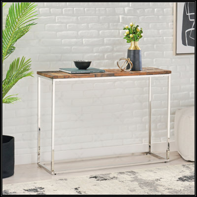 Console Boho Glam fabriquée à la main avec plateau en bois recyclé et cadre argent éblouissant, parfaite pour les intérieurs écologiques et élégants.