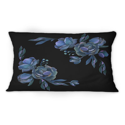 Bouquet de fleurs grises et bleues, feuilles sur fond noir - coussin traditionnel imprimé 12 po x 20 po