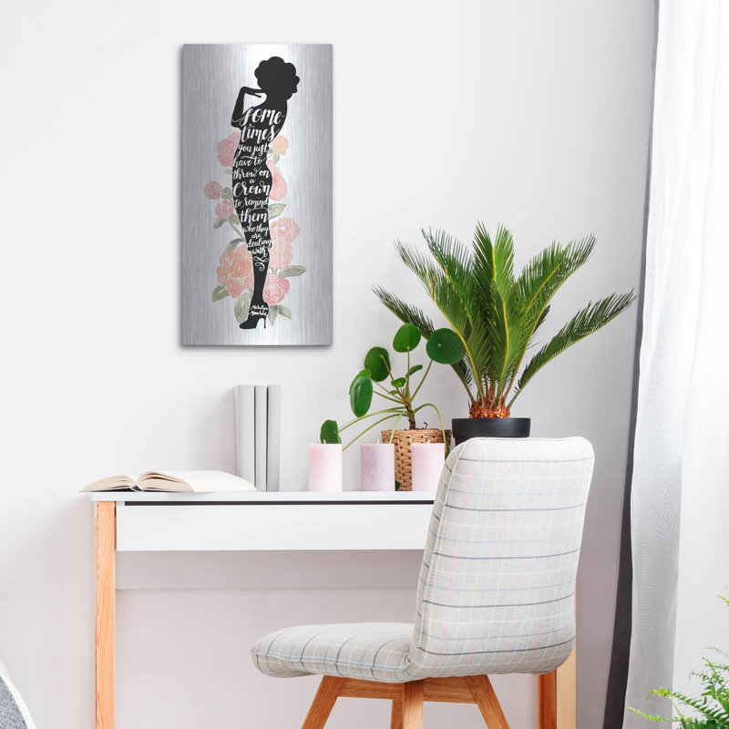 «Iconic Woman I» par Grace Popp, H 24 po x l 12 po