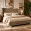 Lit plateforme King Size en velours capitonné avec tête de lit haute à oreilles, style campagne chic, orné de clous décoratifs dorés.