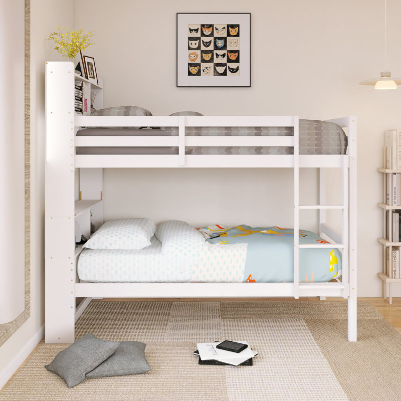 Lit superposé simple au-dessus d'un lit simple avec tablettes en bois et tête de lit, garde-corps de sécurité, Blanc