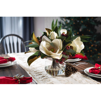 Arrangement floral dans un vase Magnolia, pommetier et eucalyptus