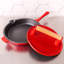 Batterie de cuisine en fonte émaillée rouge 2 pièces BergHOFF Neo avec poêle à frire de 10 po et presse à steak