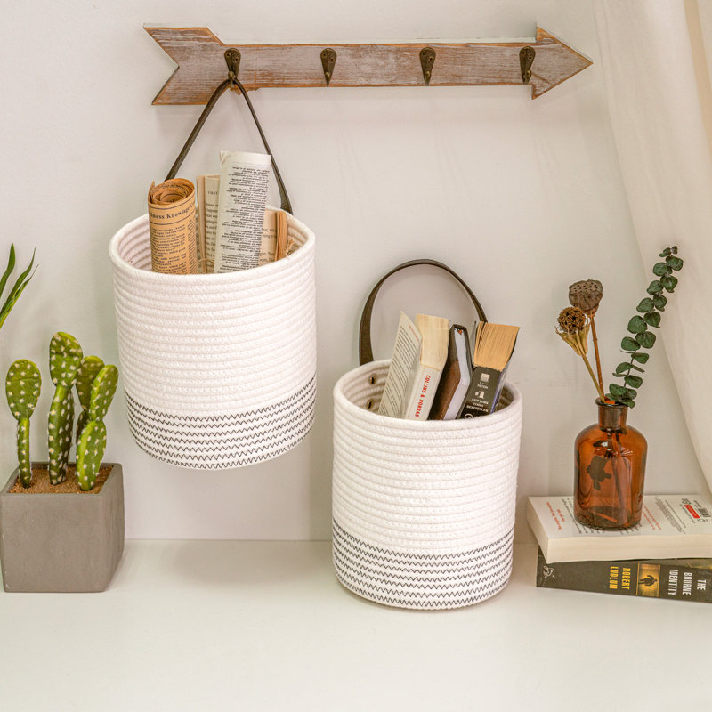 Panier en tissu suspendu à une corde