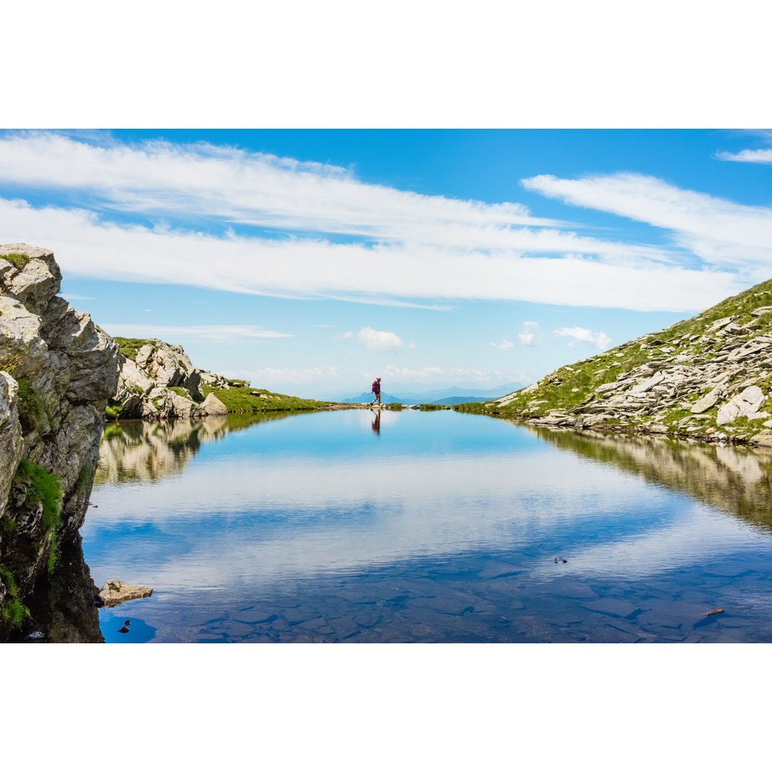 Wanderin erkundet Bergsee - Leinwandbild