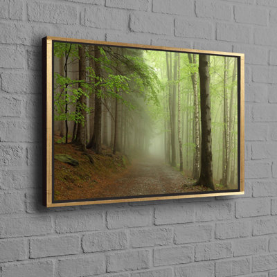 Toile verte avec une scène de forêt luxuriante convenant à la décoration murale de ferme et à la décoration d'Halloween en coton
