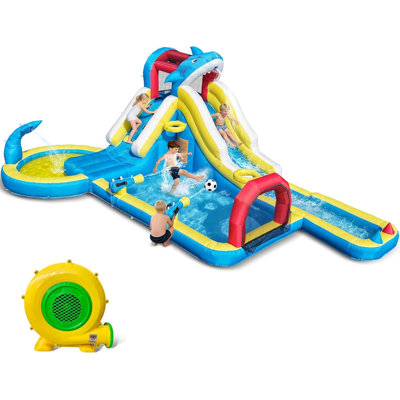 Toboggan aquatique gonflable pour enfants de 3 à 12 ans : Parc aquatique gonflable pour jardin avec souffleur 480 W - Thème requin 9 en 1 avec longues glissades et but de soccer pour une fête d'anniversaire en plein air