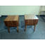Table de chevet en noyer de style médiéval-moderne avec poignées en métal, parfaite pour un décor de chambre à coucher élégant et fonctionnel
