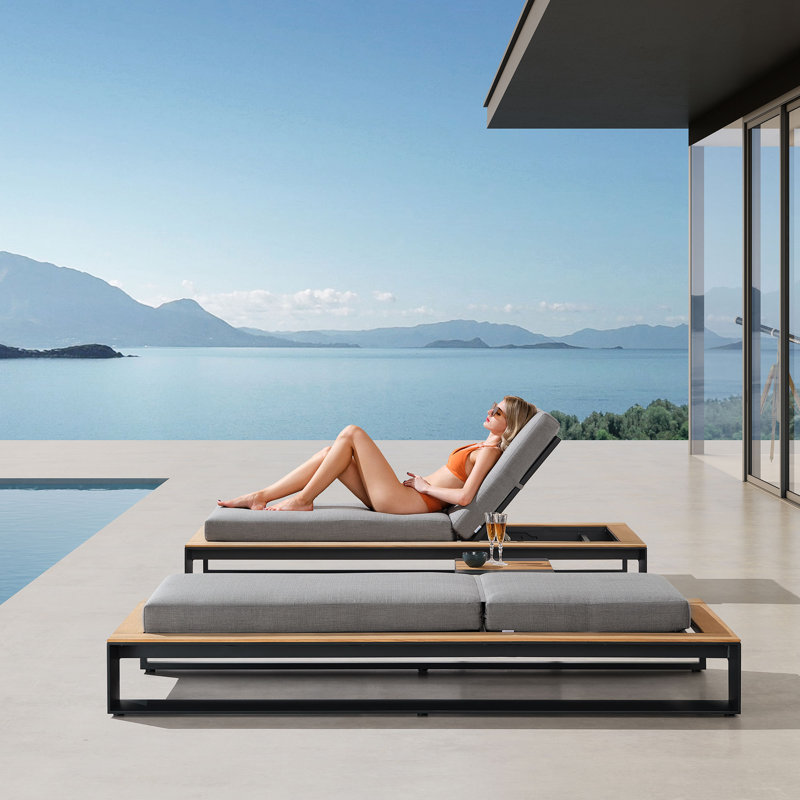Chaise longue d'extérieur en aluminium avec coussin, accoudoir en teck Cambusa