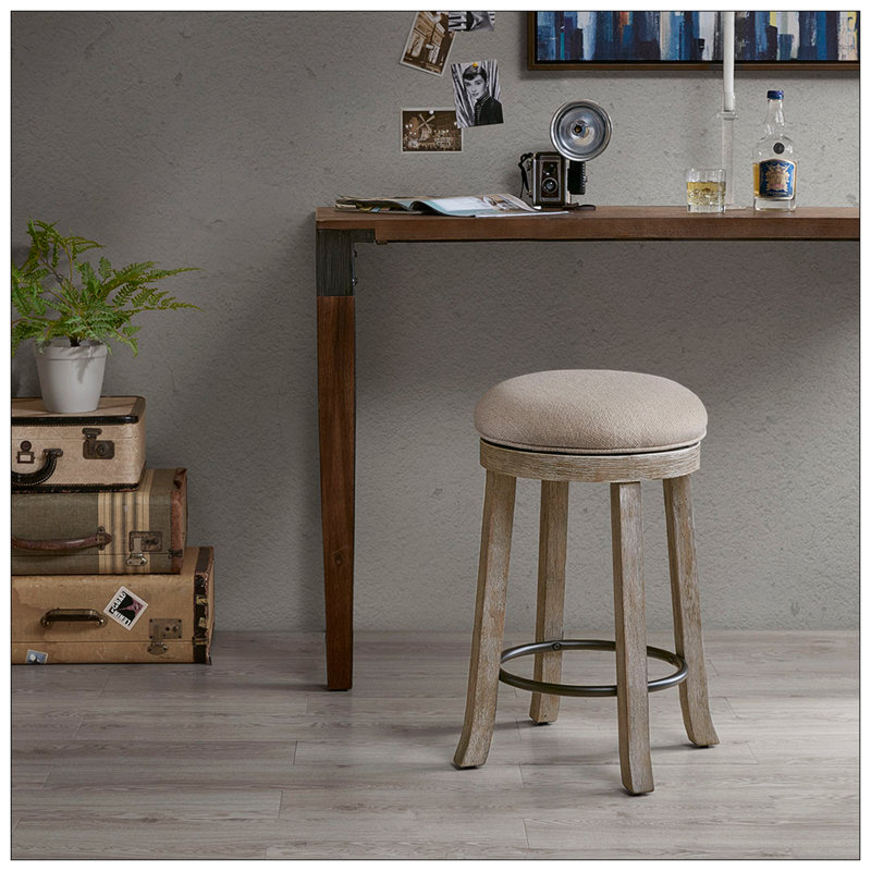 Tabouret de comptoir pivotant avec revêtement gris texturé et structure légèrement patinée pour les cuisines de style campagne urbaine