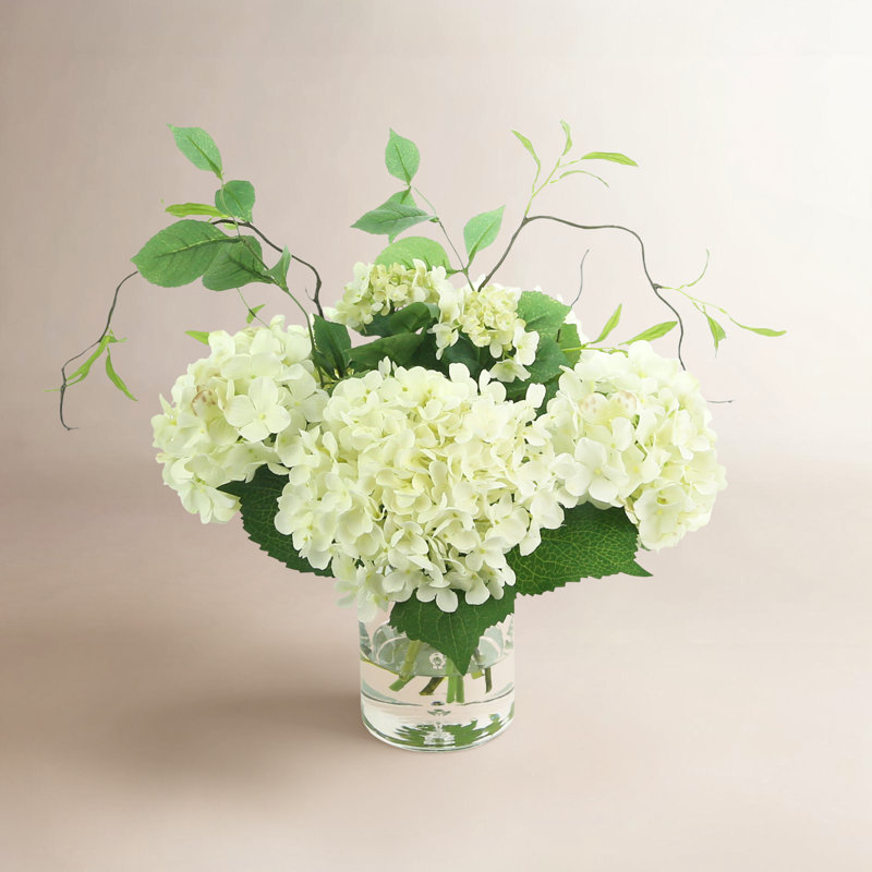Centre de table en faux hortensia dans un vase