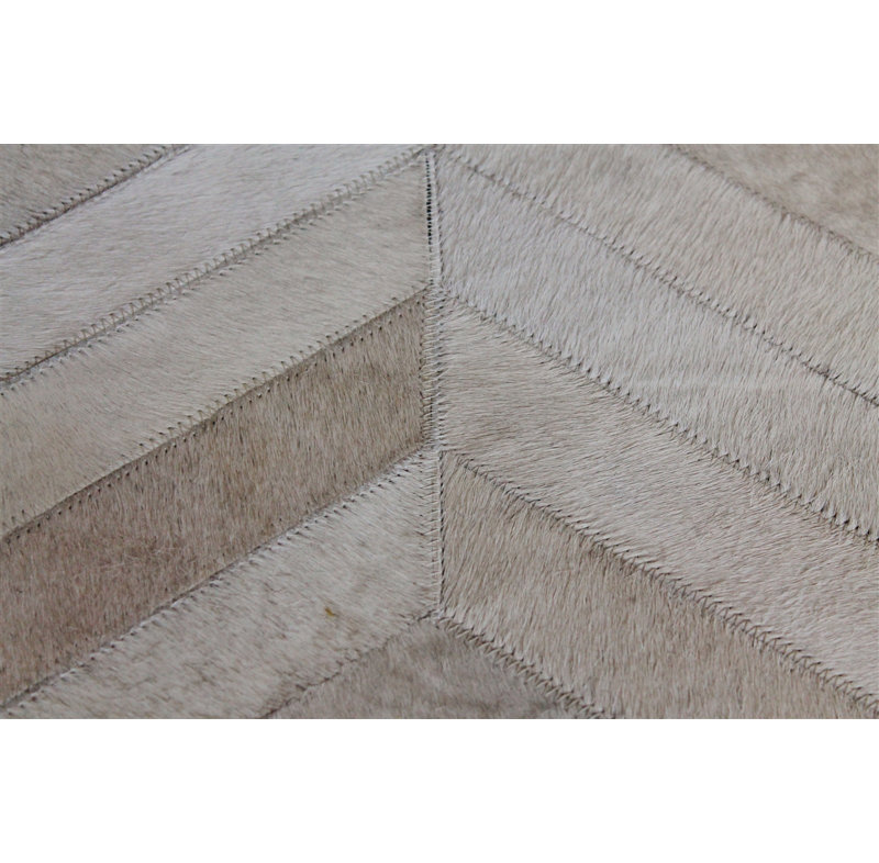 Area Cowhide Chevron Area Rug in Cream/Gray, Rectangle 5' x 8'