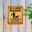 Panneau d'avertissement en bois «Be a Good Neighbour»