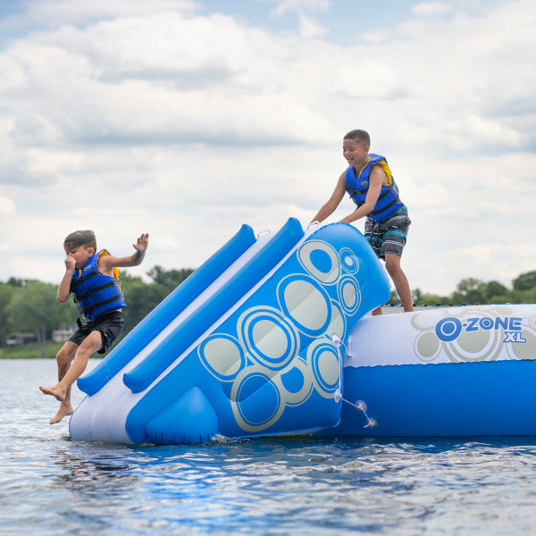 Jeu gonflable RAVE Sports O-Zone XL Plus avec glissade, 4.75ft H x 11ft W x 19.6ft D