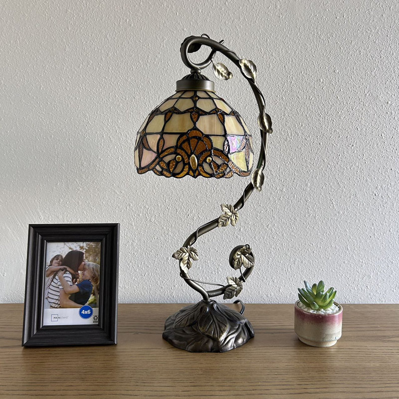 Lampe de table Simonson en verre teinté doré de style baroque avec feuilles en fer et lavande l 11 po x P 8 po x H 21 po