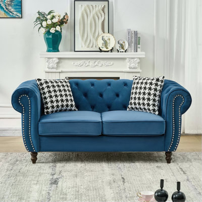 Canapé en tissu d'ameublement en velours de 65 po Chesterfield ™ avec accoudoirs roulés et têtes de clou, canapé rembourré de style Mid-Century, canapé 2 places pour salon, bureau, appartement