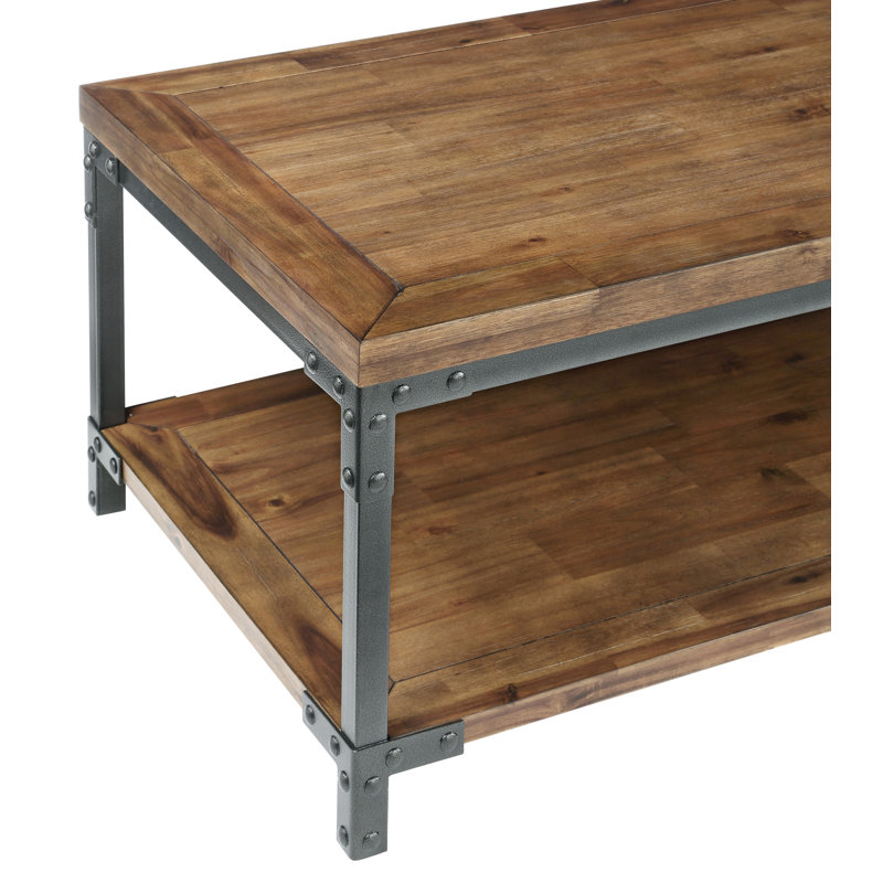 Table de cocktail rustique-industrielle - style mixte, finition miel antique, tablette inférieure - Attitude et fonctionnalité
