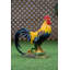 Statue coq debout sur du maïs