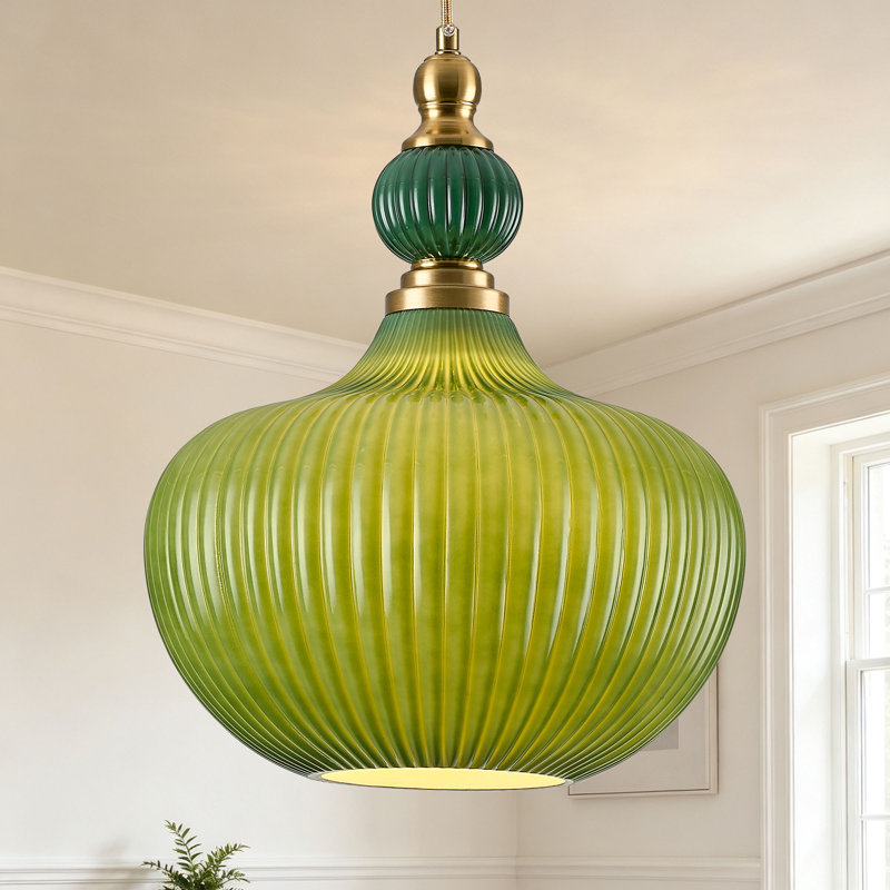 Suspension à une lumière en verre vert côtelé avec accents en laiton pour îlot de cuisine et salle à manger