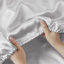 Drap-housse de luxe gris 100% satin 4 pièces - froissé, lisse et soyeux, apprivoisé, ajusté pour matelas de 16 po, taies d'oreiller à bout ouvert,