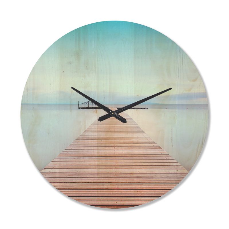 Horloge murale en bois dans une atmosphère froide, Très grand