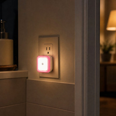 Veilleuse DEL intelligente à prise américaine avec capteur de lumière automatique, idéale pour la chambre, le corridor et la salle de bain. Offert en 4 couleurs.