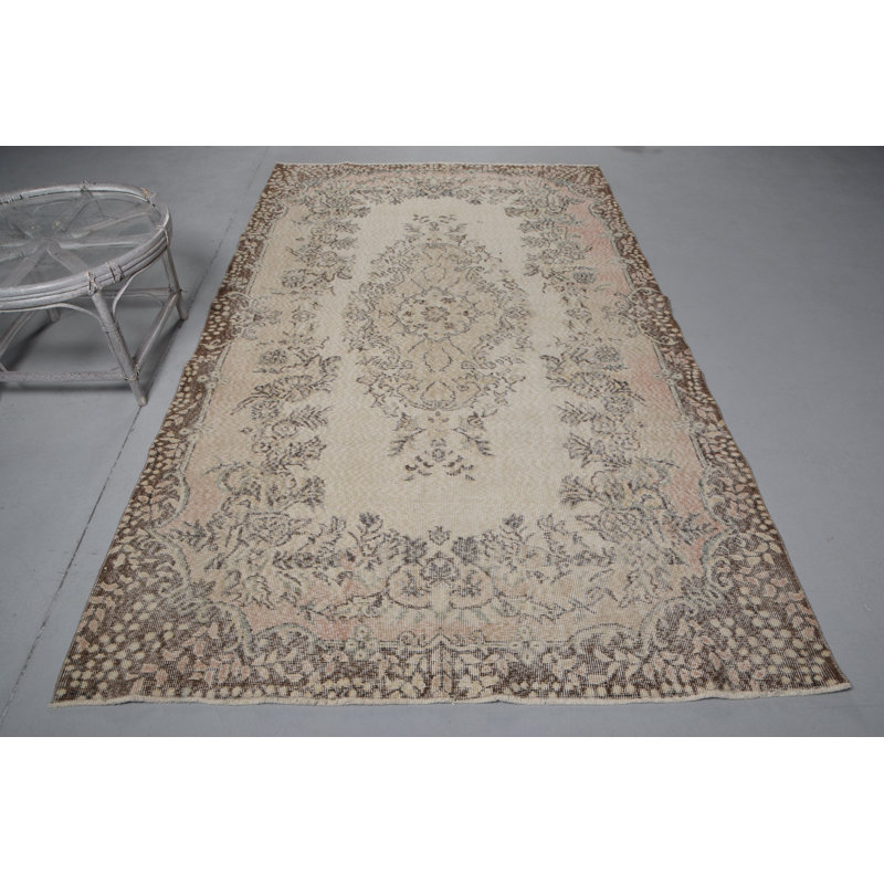 Tapis turc classique classique avec motif à médaillon floral dans des tons beiges et bruns