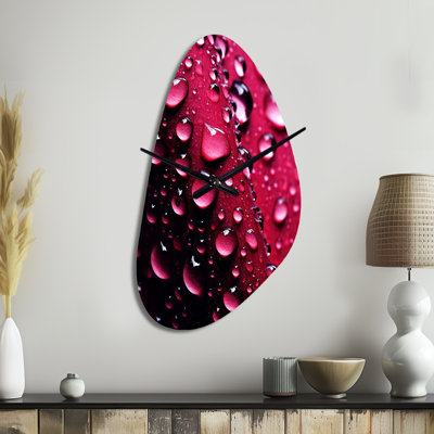 Rose rouge avec gouttes de pluie XVIII - horloge murale moderne en forme unique, horloge asymétrique
