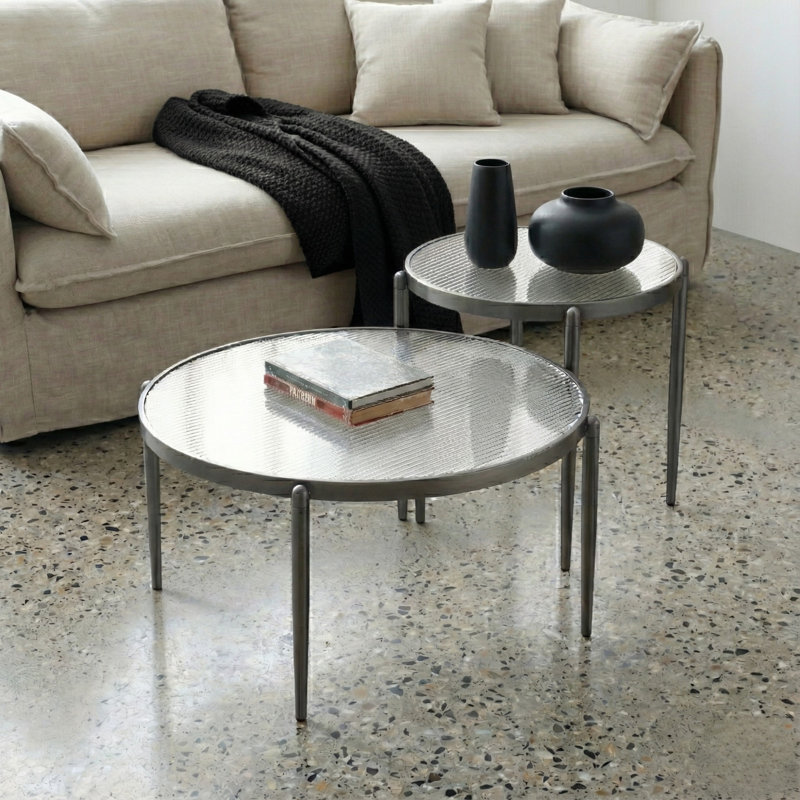 Table basse ronde avec cadre en métal cannelé Addlie, Gris