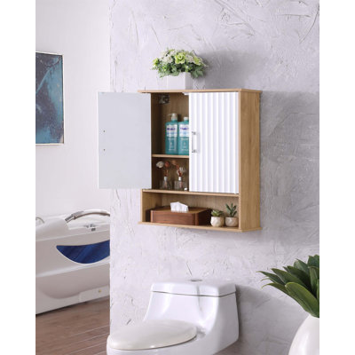 Armoire murale de salle de bain avec double porte, tablette inférieure, portes à motif ondulé, tablette intérieure réglable et finition en bois naturel