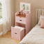 Coiffeuse 3 en 1 en bois rose avec miroir HD éclairé rabattable, éclairage 3 couleurs, 2 tiroirs, rangement dissimulé, tabouret, plateau en acrylique, table de chevet et bureau multifonctionnels, facile à assembler