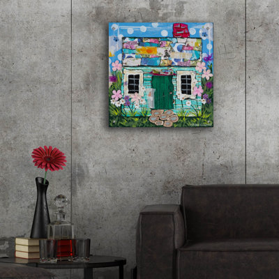 «The Turquoise Cottage» par Carrie Sharp, art mural en verre acrylique, 24 po x 24 po