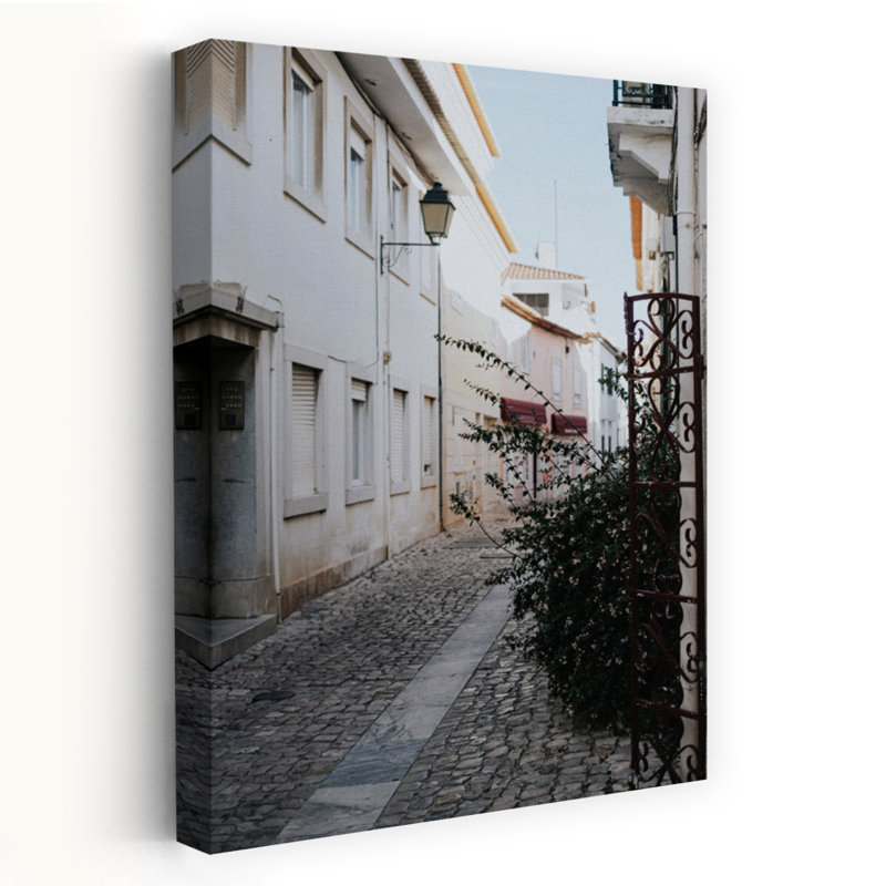Charmante rue pavée européenne, architecture abstraite traditionnelle, impression d'art mural de la ville, 48" H x 32" W