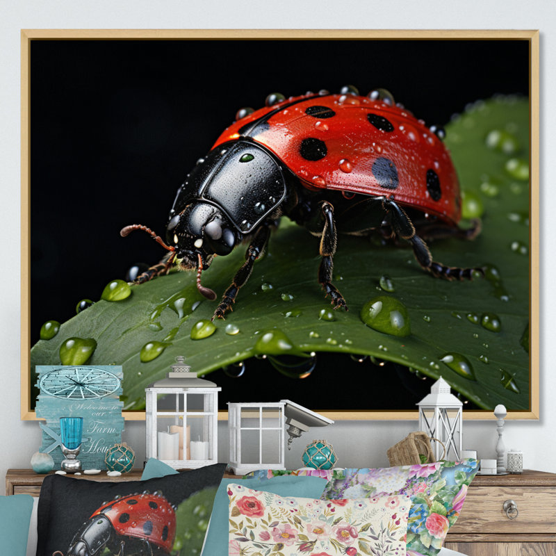Red Ladybug Portrait I - Animals Wall Art Living Room, H 34 po x l 44 po x P 1,5 po, Cadre naturel flottant