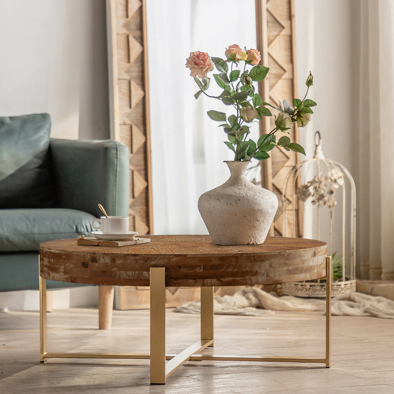 Table basse ronde rétro avec plateau en bois de sapin durable et structure en métal, parfaite pour un décor moderne et rétro.