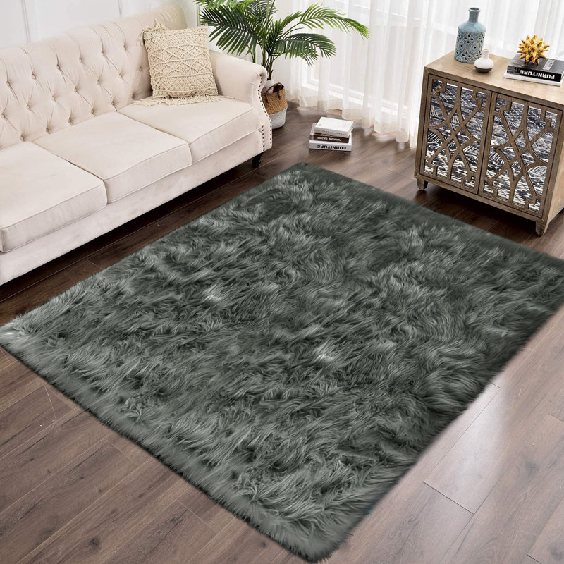 Tapis gris foncé en simili peau de mouton Chevi, Rectangle de 5 pi x 8 pi