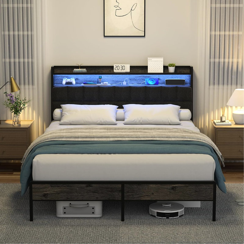 Base de lit double avec tête de lit ergonomique, lumières DEL en 7 modèles de couleurs, station de charge pour appareils mobiles et espace de rangement. Fabrication en métal noir, bois franc d'ingénierie