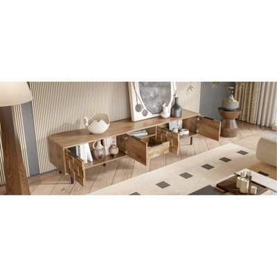 Meuble télé pour téléviseur 85 70 65 po, console au fini bois naturel, quatre portes d'armoire à fermeture douce et tablette ouverte avec rangement équilibré